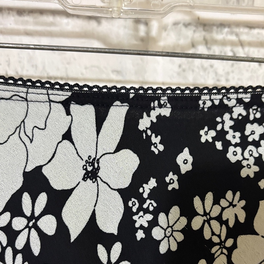 Beechers Brook Chic Floral A-Line Skirt in Black and White- size 14 ish - Picture 4 of 6
